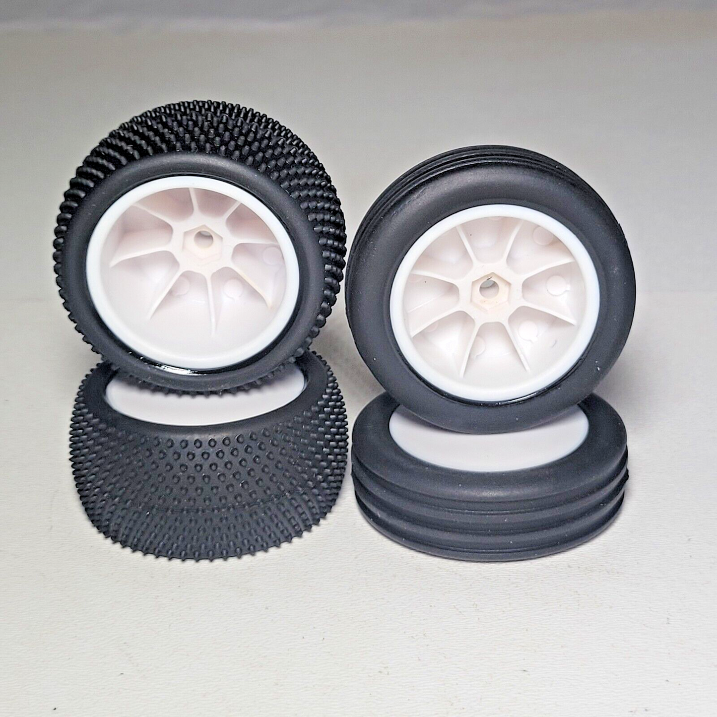 Losi Mini B Big Shot Tires & White Wheels Pre-Glued Front Wide Body & Rear